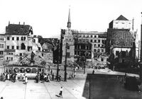 Ostseite des Marktplatzes mit teilzerst&ouml;rter Ratswaage (links) und Altem Rathaus (rechts) 1945 (Sammlung Werner Sch&ouml;nfeld)